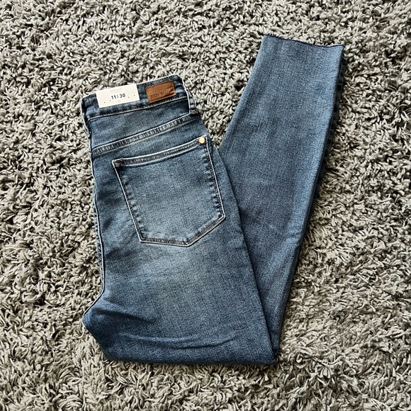 Judy Blue JB88259 High Rise Relaxed Fit Raw Hem Jeans in Medium Wash - Picture 2 of 12